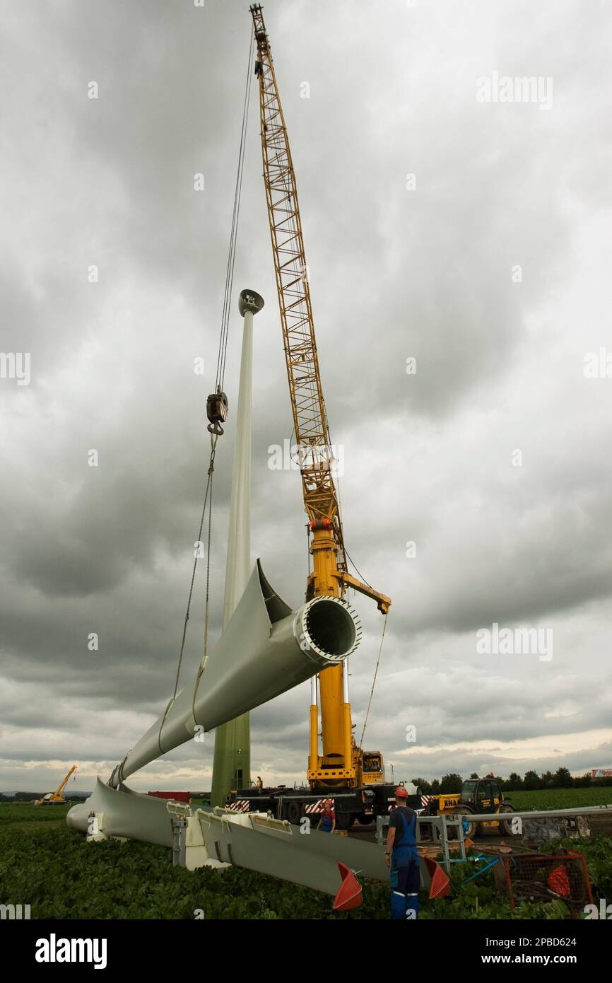 Ein Rotor mit 52 Metern Durchmesser fuer wird am Mittwoch, 20. Juni in Weilerswist mit einem 500 t Kran montiert. (AP Morlock) The rotor of a wind wheel