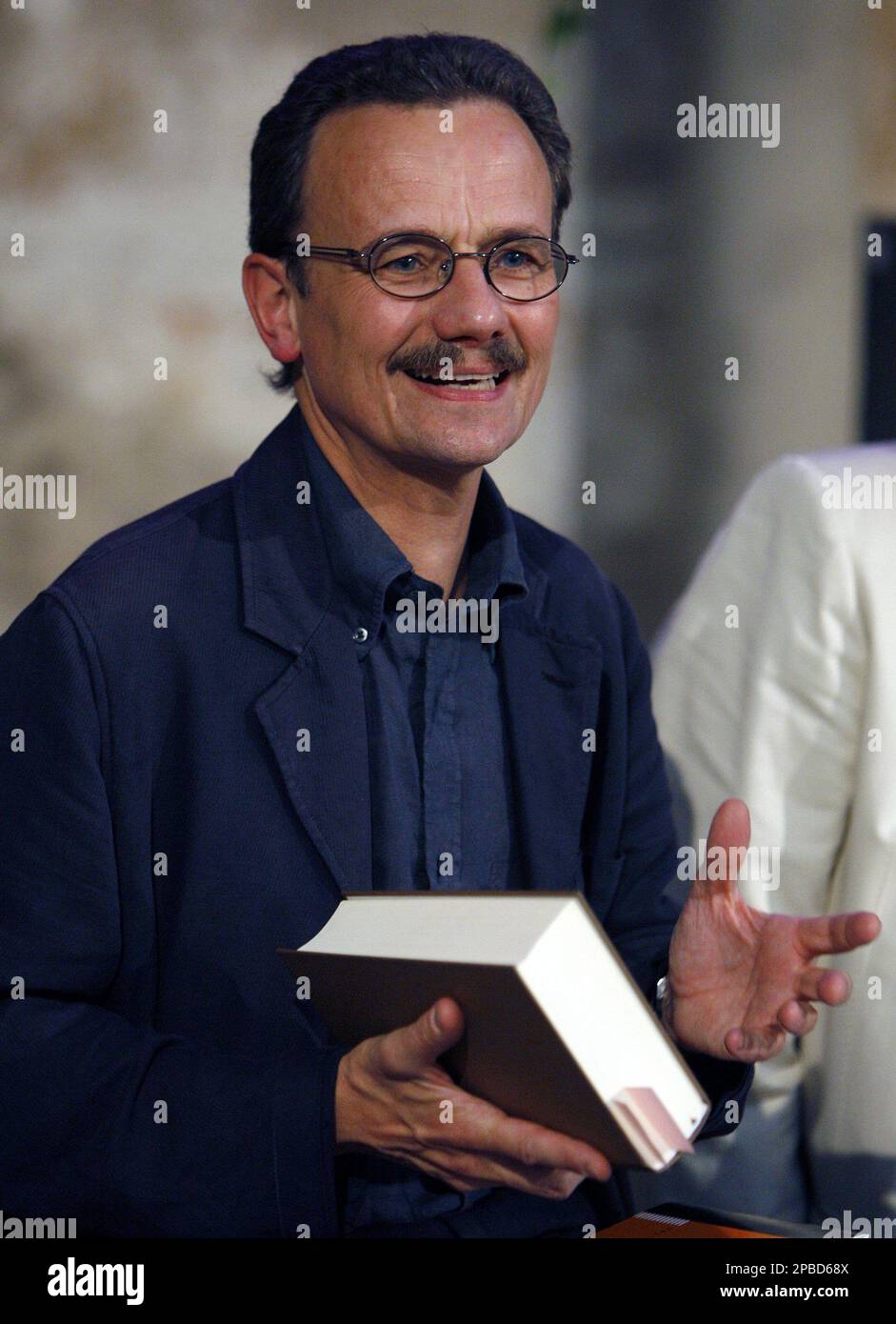 Der Zuercher Pfarrer Herbert Kohler strahlt mit der neunen Zuercher