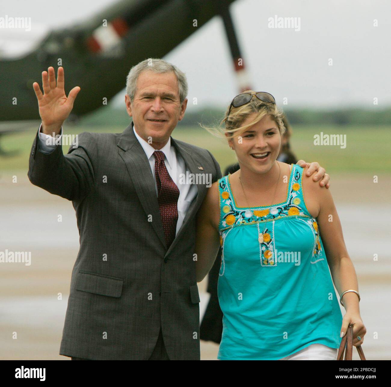 President Bush waves with his daughter Jenna Bush as they walk to Air Force  One in Waco, Texas Sunday, June 17, 2007. (AP Photo/Gerald Herbert Stock  Photo - Alamy