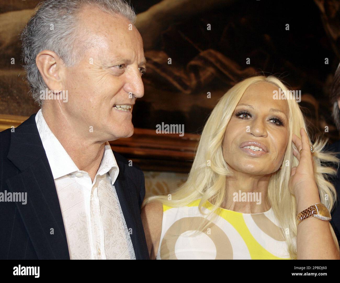 Editie Onbeleefd galop Italian fashion designer Donatella Versace with his brother Santo, left,  attend a press conference in Milan, Italy, Friday, June 15, 2007, to  present a series of initiatives on occasion of the tenth