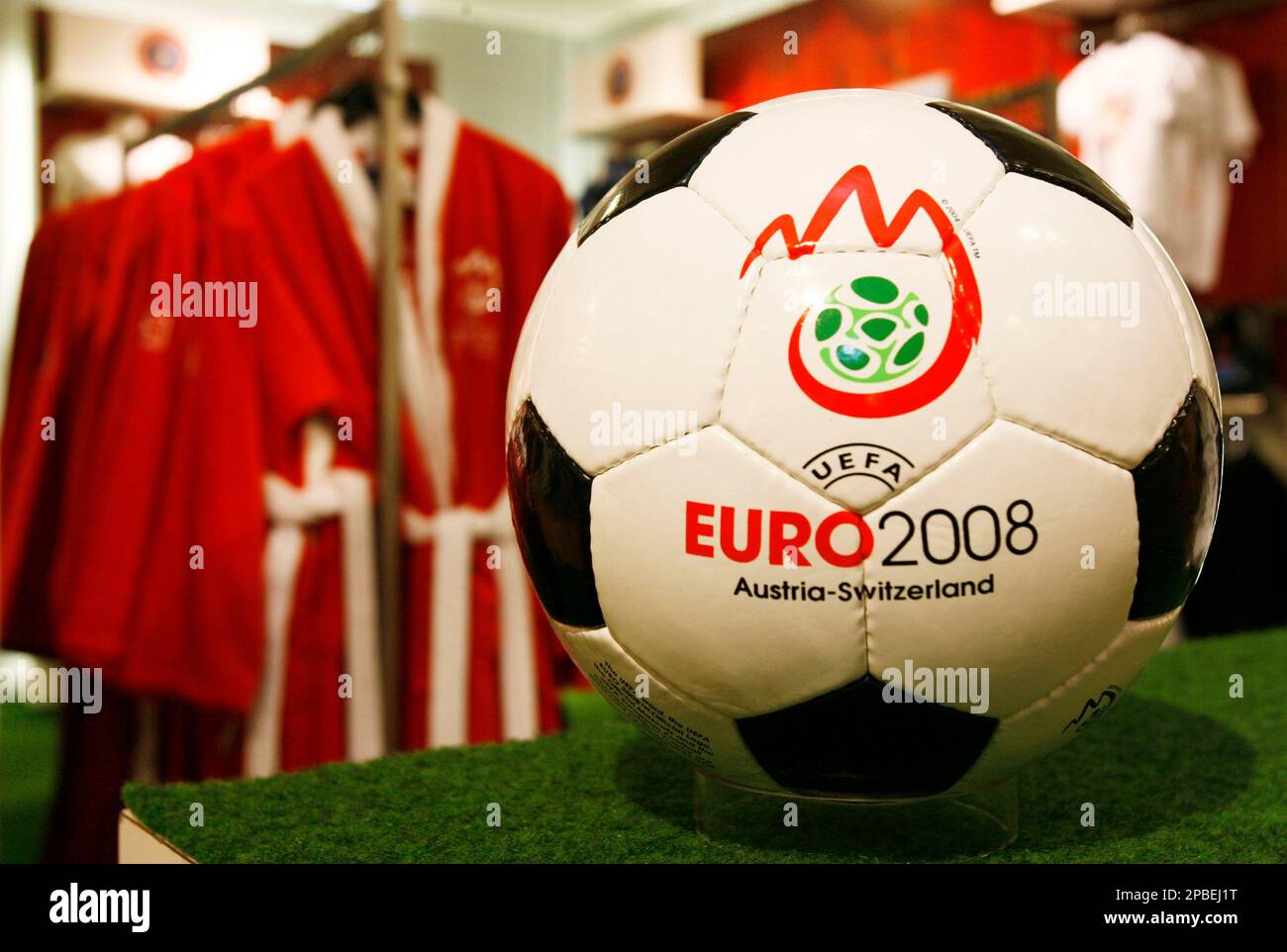 Diverse Merchandising-Gegenstaende fuer die Fussball Europameisterschaft  EURO2008 in Oesterreich und der Schweiz wie Kleider und Baelle stehen am  Dienstag 5. Juni 2007, in der Manor Filliale an der Zuercher  Bahnhofsstrasse zum Verkauf