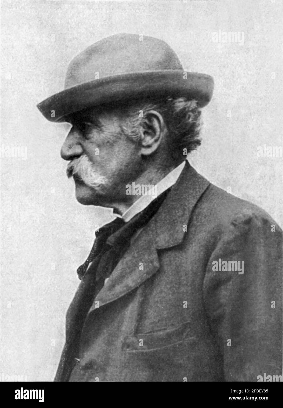 1906 , ITALY  : The  celebrated  italian painter GIOVANNI FATTORI  ( 1825 - 1908 ) , photo by Domenico Trentacoste . One of the leaders of the group known as the Macchiaioli . -  PORTRAIT - RITRATTO  - ARTE -  ARTS - foto storiche - history  - PITTORE macchiaiolo - divisionismo - hat - cappello - baffi - moustache - profile - profilo   ----  Archivio GBB Stock Photo