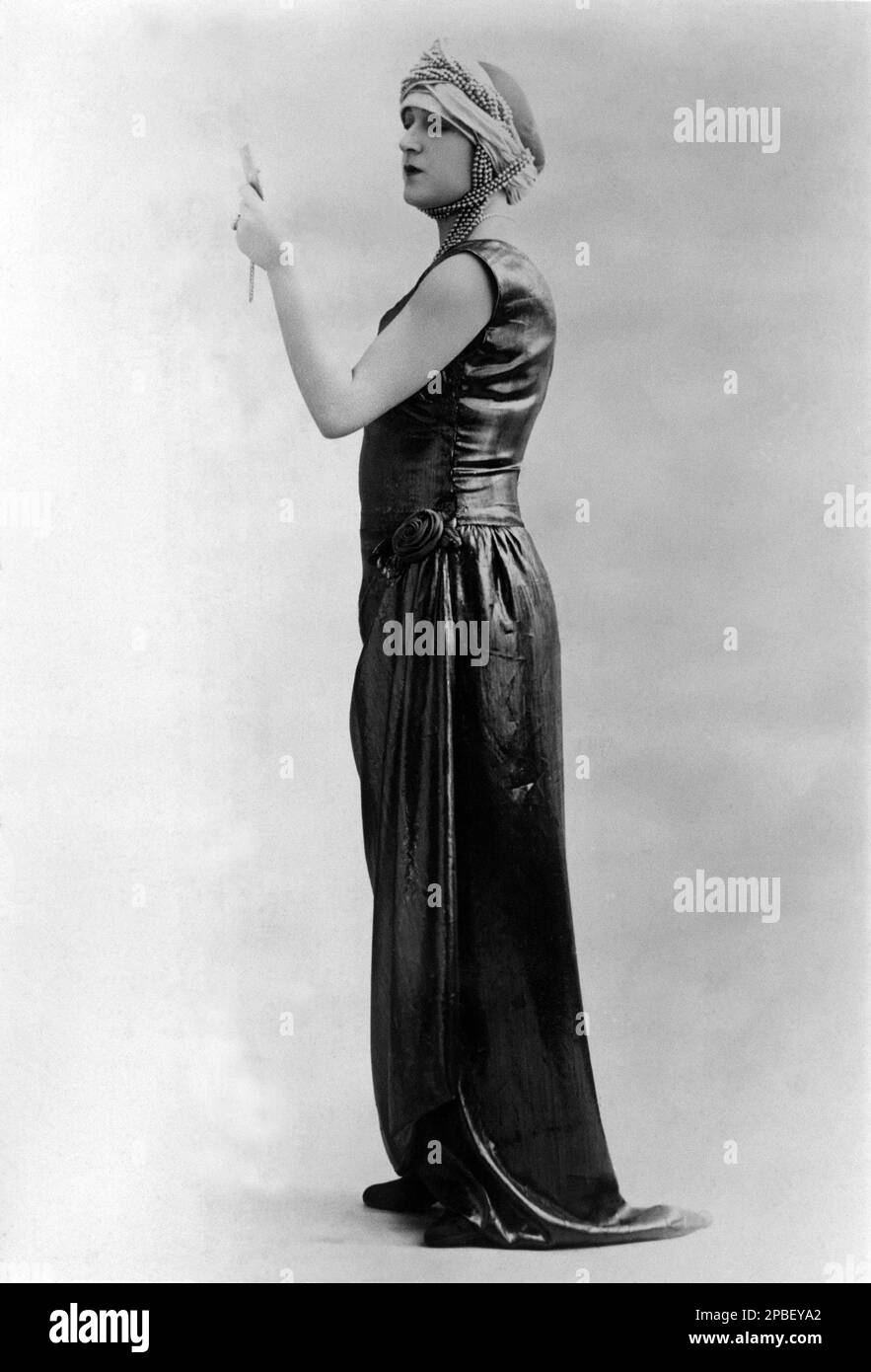 USA , 1920 's : Unknown british vaudeville actor female impersonator . -  Omosessualità - LGBT - Omosessuale - GAY - Homosexuality - Homosexual - Travestito - transvestite - DRAG QUEEN  - TRANSGENDER - CABARET - THEATER - THEATRE - TEATRO - MIRROR - SPECCHIO  - turbante - turban - profilo - profile --- Archivio GBB Stock Photo