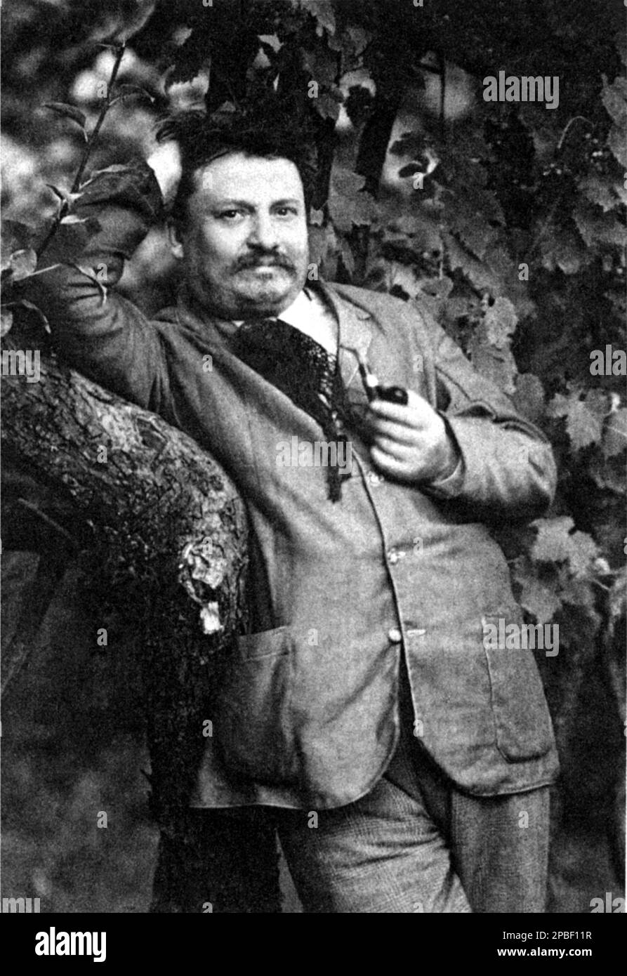 The celebrated italian poet GIOVANNI PASCOLI ( 1855 - 1912 ) - POETA - POESIA - POETRY - LETTERATO - LETTERATURA - LITERATURE -  ritratto - tie - cravatta  ----  Archivio GBB Stock Photo