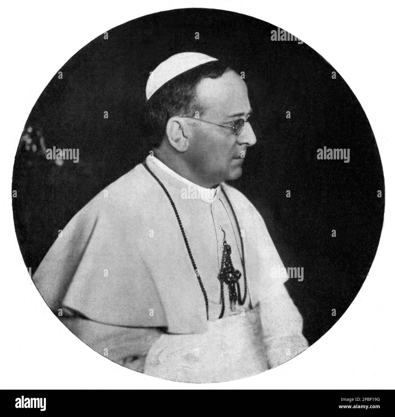 1925 : The italian PIO XI ( born Achille Ratti , Desio 1857 - Citta' del Vaticano 1939 ) . Pope from 12 february 1922 to 10 february 1939 , signed the Patti Lateranensi ( 1929 ) with Benito Mussolini . Photo by Gianolio , Torino - PAPA - VATICAN - RELIGIONE - RELIGION - FASCISMO - FASCISM - occhiali - lens - profile - profilo - portrait - ritratto -  RELIGIONE CATTOLICA - CATHOLIC RELIGION - ritratto - portrait  ----  Archivio GBB Stock Photo