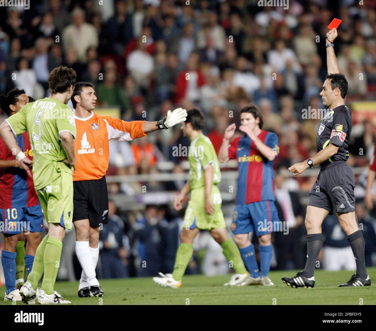 Referee Alfonso Perez Burrull , right, shows a red card to FC Barcelona player Ronaldinho, left, during their Spanish League soccer match at the Camp Nou stadium against Getafe in Barcelona, Spain, Saturday, May 26, 2007. (AP Photo/Manu Fernandez) Stock Photo