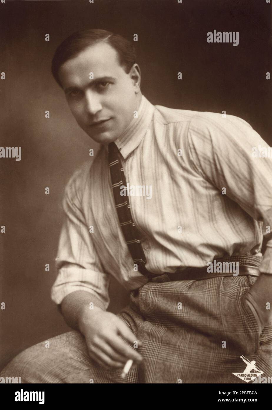 1925 c, GERMANY : The italian silent screen movie actor , producer and director  CARLO ALDINI ( 1894 - 1961 ).  Photo by Rembrandt , Berlin . In his youth he was a master of regional resources weight class in wrestling and boxing. 1920 he began as a film actor and was with his debut film LA 63-71-57, an action adventure with cars, even abroad. From 1923 in the German film success. His last film appearance was Aldini 1934. - CINEMA MUTO - attore - collar - colletto - cravatta - tie - ritratto - portrait  - uomo forzuto - sportman - sportivo - muscles - muscoli - muscoloso - fumo - smoke - sigar Stock Photo