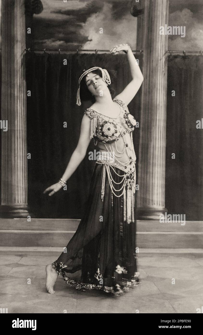 1915 ca , USA : The singer and dancer MAUDE ALLAN ( 1880, Toronto, Ontario, Canada  - 1956, Los Angeles, California ), born  Maud Durrant , changed her name from Durrant to escape from her brother's notoriety: Theodore Durrant was found guilty and executed for murdering two women in San Francisco in 1898 . Allan was accused by both celebrated Avantgarde modernist dancers ballerinas Isadora Duncan and Ruth St. Denis of stealing their dances . In this photo Maude Allan in the role of the dancer SALOME' ( by Oscar Wilde ) in Oriental dress  - MAUD - BROADWAY - MUSICAL  - DANZA LIBERA - scollatura Stock Photo