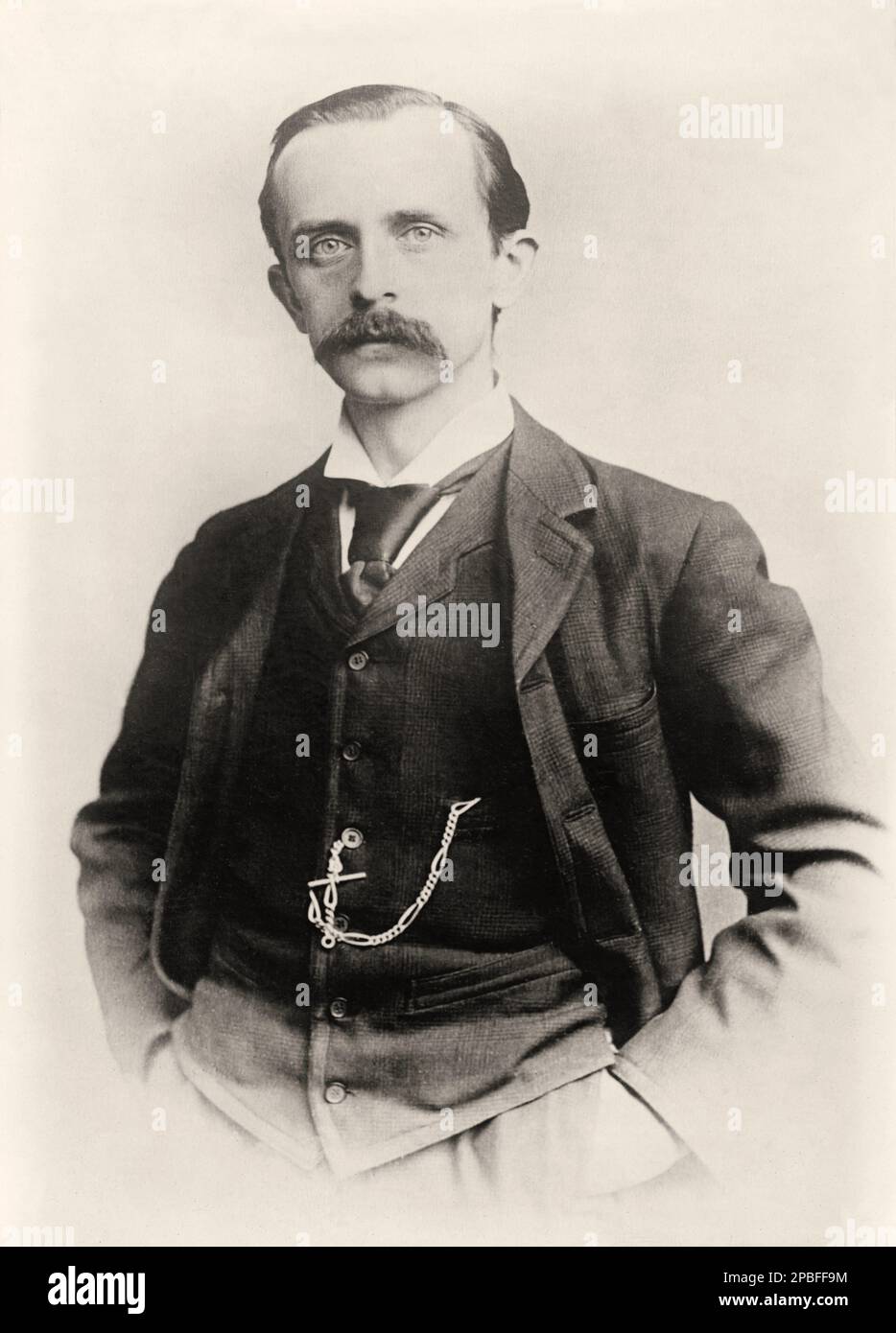 1895 ca, GREAT BRITAIN : Sir James Matthew Barrie, 1st Baronet OM ( 1860 –  1937 ), more commonly known as  J. M. Barrie , was a Scottish novelist and dramatist. He is best remembered for creating PETER PAN, the boy who refused to grow up, whom he based on his friends, the Llewelyn Davies boys. - TEATRO - portrait - ritratto  - DRAMMATURGO - PLAYWRITER  - TEATRO - THEATRE - THEATER - cravatta - tie - collar - colletto - baffi - moustache - SCRITTORE - WRITER - LETTERATURA - LITERATURE ----  Archivio GBB Stock Photo