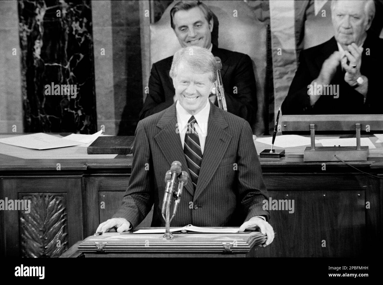 1978 , 18 september , USA : President Jimmy Carter addresses a Joint Session of Congress, announcing the results of the Camp David Accords, with Vice President Walter Mondale and Speaker of the House Tip O'Neill seated behind him. Begin and  egyptian president  Sadat present . Photo by  Warren K. Leffler . Official photo by White House Press Office - Presidente della Repubblica - USA - ritratto - portrait - cravatta - tie - collar - colletto  - UNITED STATES  - STATI UNITI  - smile - sorriso - conferenza di pace  ----  Archivio GBB Stock Photo