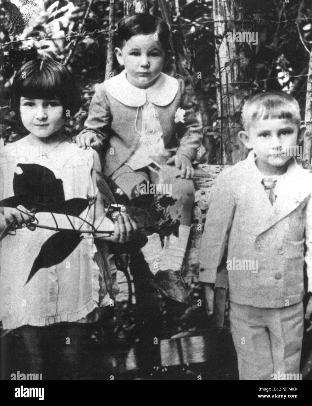 1929 , CUBA :  The cuban politician  rivolutionarian FIDEL CASTRO Ruz ( born August 13, 1926 ) when was a child  aged 3.  In this photo with his sister ANGELITA ( aged 6 ) and brother RAMON ( aged 4 ) - POLITICO - POLITICA - POLITIC - SOCIALIST - SOCIALISMO - SOCIALISM  - COMUNISTA - COMUNISMO - COMMUNIST - COMMUNISM - foto storiche - foto storica  - arringa - comizio  - RIVOLUZIONE - REVOLUTION - RIVOLUZIONARIO -  personality when was young boy celebrity celebrities - personalities child children - celebrita' personalita' da giovane giovani bambino bambini ----  Archivio GBB Stock Photo