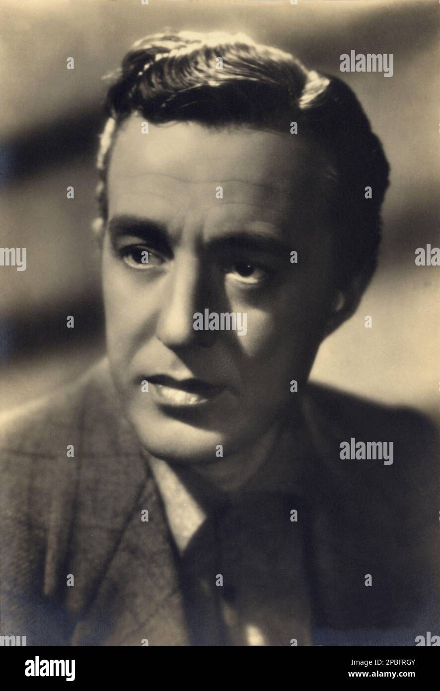 1943 ca  : The  italian movie actor and director VITTORIO DE SICA ( 1901 - 1974 ) - CINEMA - ATTORE CINEMATOGRAFICO -  REGISTA  - brillantina - grease  ----  Archivio GBB      Archivio Stock Photo