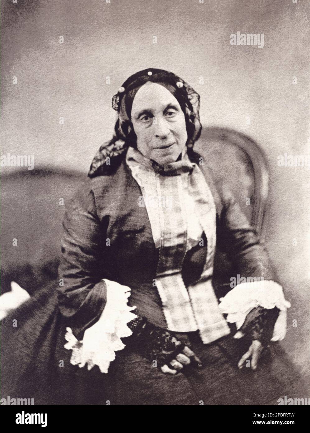 1855 ca : The french  actress and writer MARCELINE DESBORDES-VALMORE ( 1786 - 1859 ). Photo by NADAR , Paris - RITRATTO - PORTRAIT - engraving - incisione - SCRITTRICE - SCRITTORE -  POETESSA - POETA - POET - POESIA - POETRY - LETTERATURA - LITERATURE - letterato - DESBORDES VALMORE - TEATRO - THEATRE - THEATER - ATTRIce - DONNA ANZIANA VECCHIA - ancient old woman ----  Archivio GBB Stock Photo