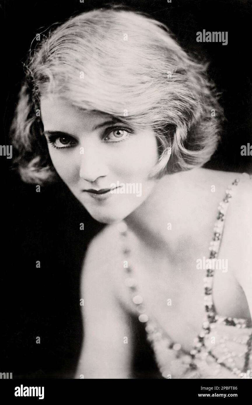 1927 ca , New York , USA : DOROTHY DICKSON ( 1893 –  1995 ), was an American born, London-based theater actress. She is known mostly for her rendition of the classic Jerome Kern song 'Look for the Silver Lining'. She was also a member of the Ziegfeld Follies and made many appearances in New York and abroad. In 1936 she co-starred with Ivor Novello in Careless Rapture.  During her early days on the London stage, Dickson was introduced to another future celebrity (as well as centenarian), whose name was Elizabeth Bowes-Lyon, later The Queen Mother. The two became close friends and their friendsh Stock Photo