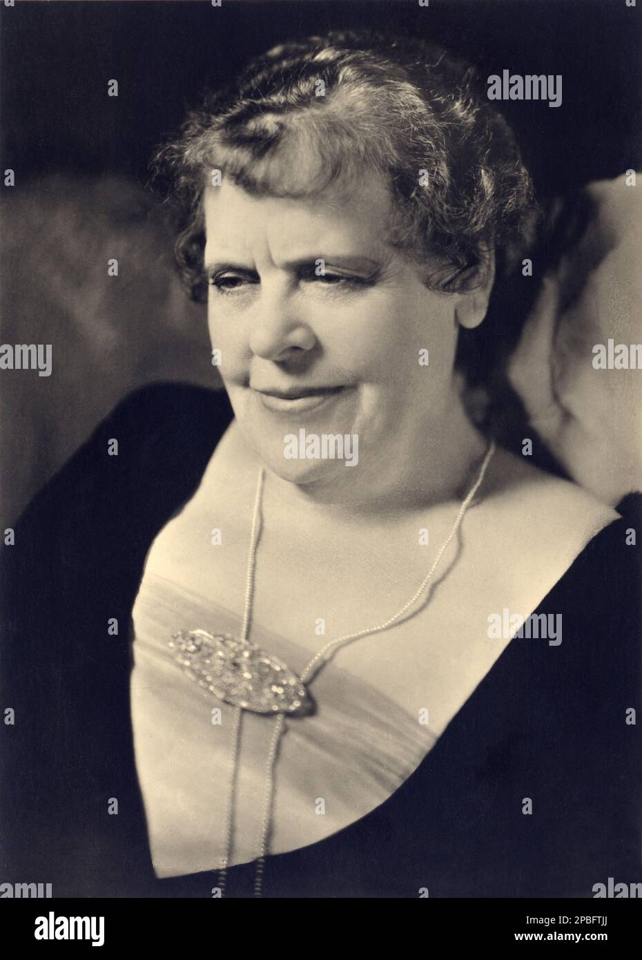 1933 : The actress MARIE DRESSLER ( 1868, Cobourg, Ontario, Canada  - 1934, Santa Barbara, California, USA ) in DINNER AT EIGHT ( PRANZO ALLE OTTO ) by George Cukor , from a play by Edna Ferber and  George S. Kaufman - MGM - SILENT MOVIE - FILM - CINEMA MUTO - portrait - ritratto - PORTRAIT - brutta - necklace - collana - spilla - pin - FILM  ----  Archivio GBB Stock Photo