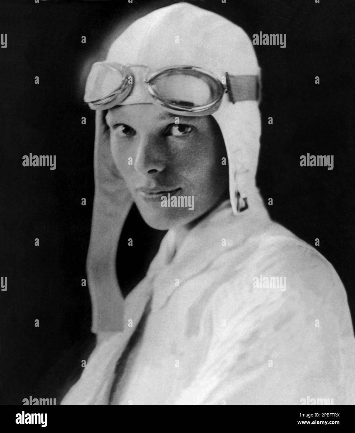 1926 ca , USA  :  Portraits of  most celebrated woman aviator AMELIA EARHART ( 1897 - 1937 ) . Earhart was the first woman to receive the Distinguished Flying Cross which she was awarded as the first aviatrix to fly solo across the Atlantic Ocean.  She set many other records, wrote best-selling books about her flying experiences, and was instrumental in the formation of The Ninety-Nines, an organization for female pilots.  During an attempt to make a circumnavigational flight of the globe in 1937, Earhart disappeared over the central Pacific Ocean near Howland Island. Fascination with her life Stock Photo