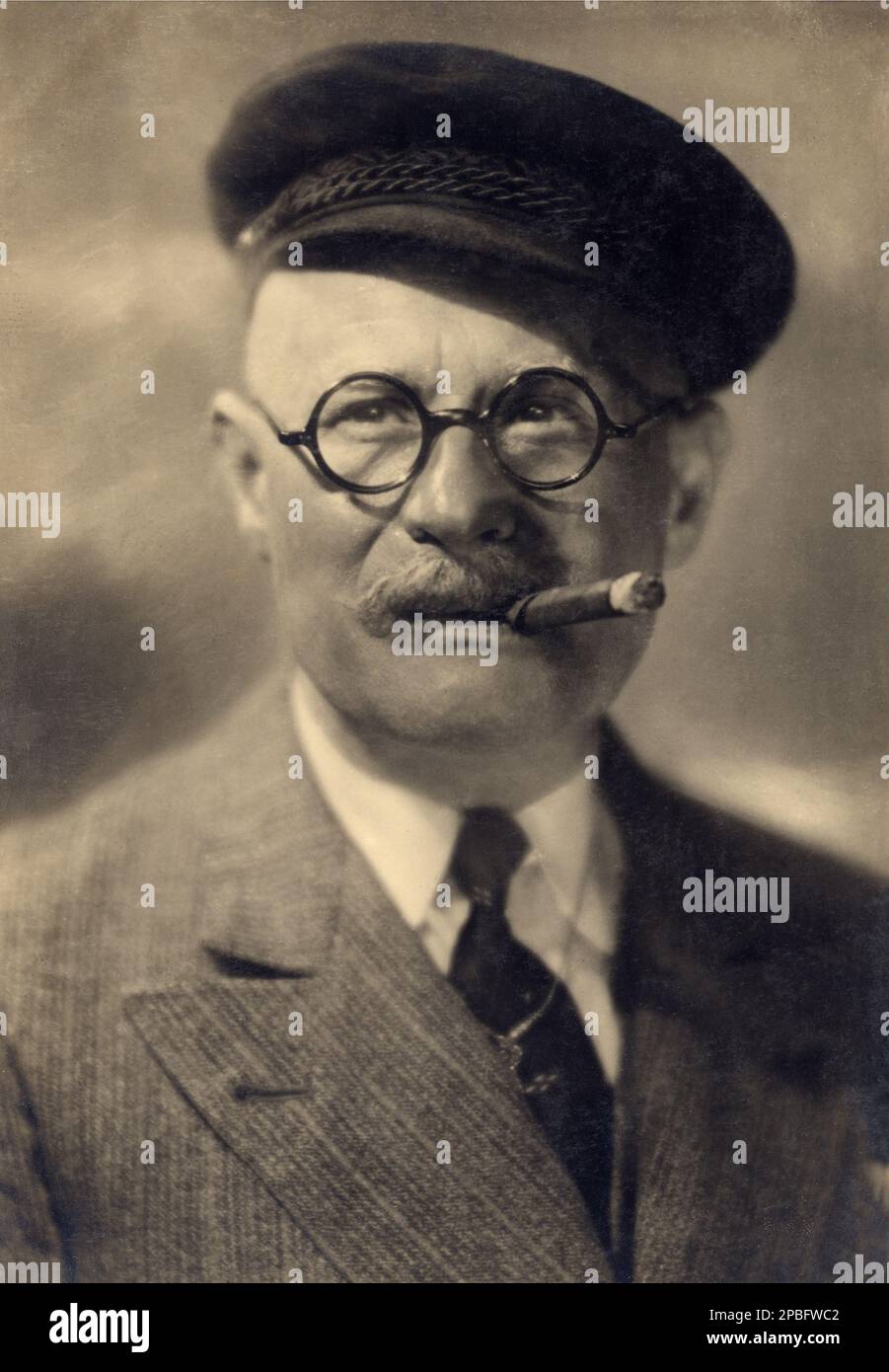 1926 ca : The silent movie german actor JULIUS FALKENSTEIN ( 1879 - 1933 ). Interpreter of ' Dr. Mabuse, der Spieler ' (1922) by Fritz Lang  - Ein Bild der Zeit  - SILENT MOVIE - CINEMA MUTO - sigaro - cigar - hat - cappello - collar - colletto - smoker - fumatore - smoke - fumo - lens - occhiali da vista - baffi - moustache  - Germany - Germania - uomo anziano vecchio - older ancient man ----  Archivio GBB Stock Photo