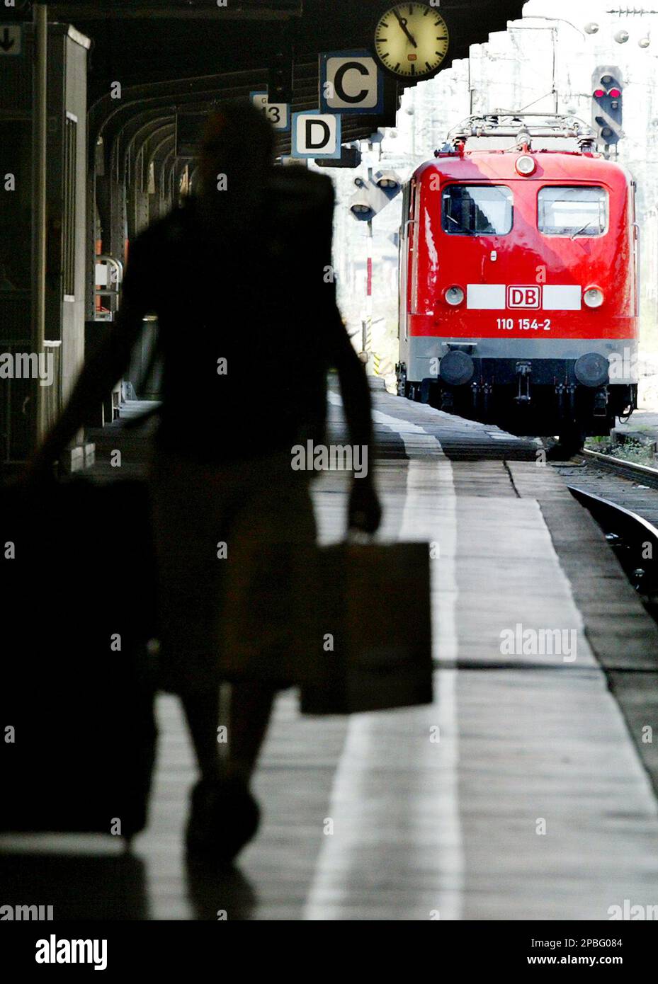 ** ARCHIV ** Eine Reisende laeuft am 1. August 2003 einen Bahnsteig im Hauptbahnhof von