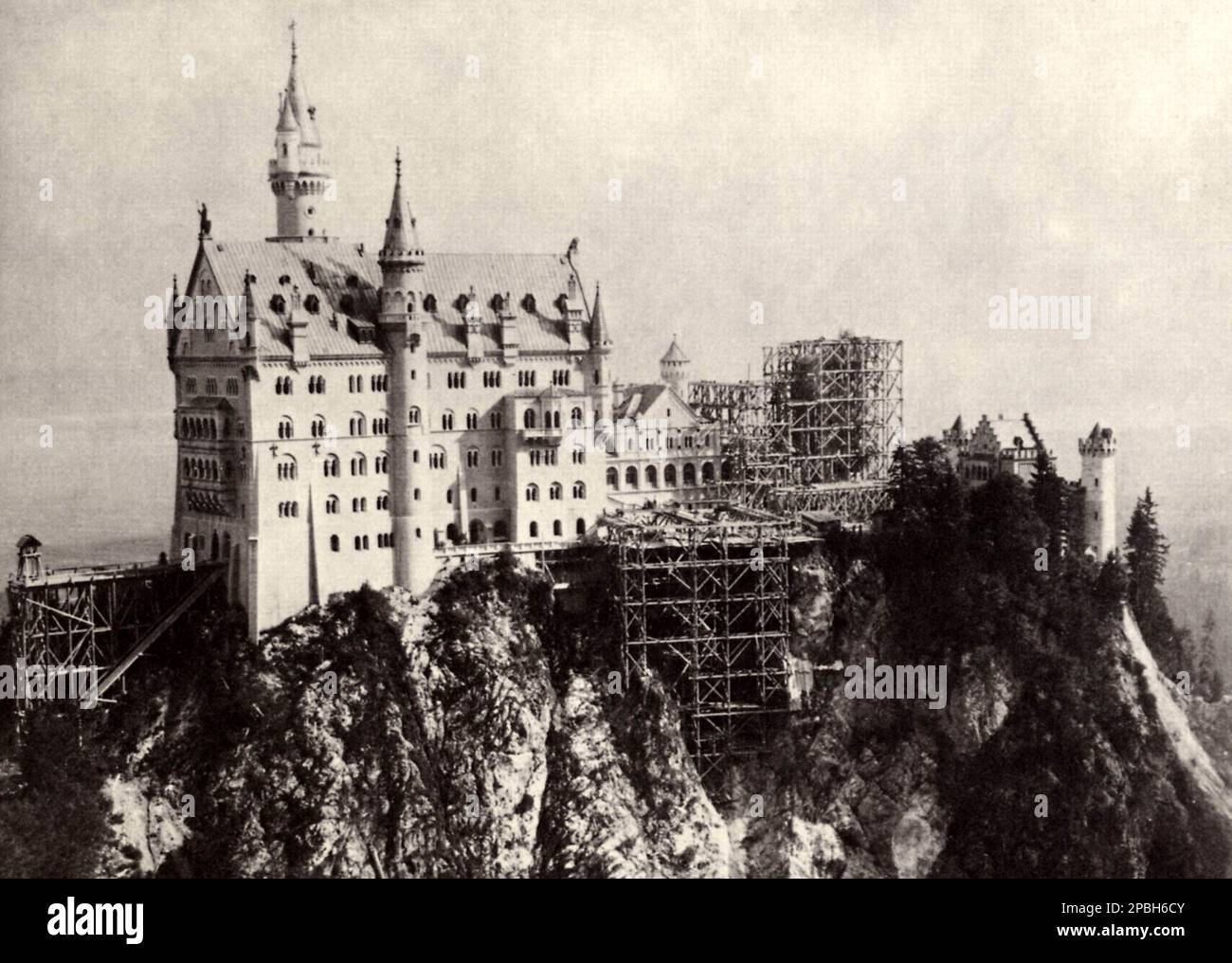 1882-1885 ca , Bavaria , Germany  : The castle of SCHLOSS NEUSCHWANSTEIN during the edification, by the King von Bayer LUDWIG II ( Louis ) of Wittelsbach  , King of Bavaria , known as ' Mad King Ludwig '  ( August 25, 1845 – June 13, 1886 ).  King of Bavaria from 1864 until his death. Ludwig ascended to the Bavarian throne at age 18, following his father's death. His youth and brooding good looks made him wildly popular in Bavaria and abroad. One of his first acts was official patronage of his idol, the German opera composer Richard Wagner -  RE - REALI - ROYALTY - nobili -  Nobiltà  - BAVIERA Stock Photo