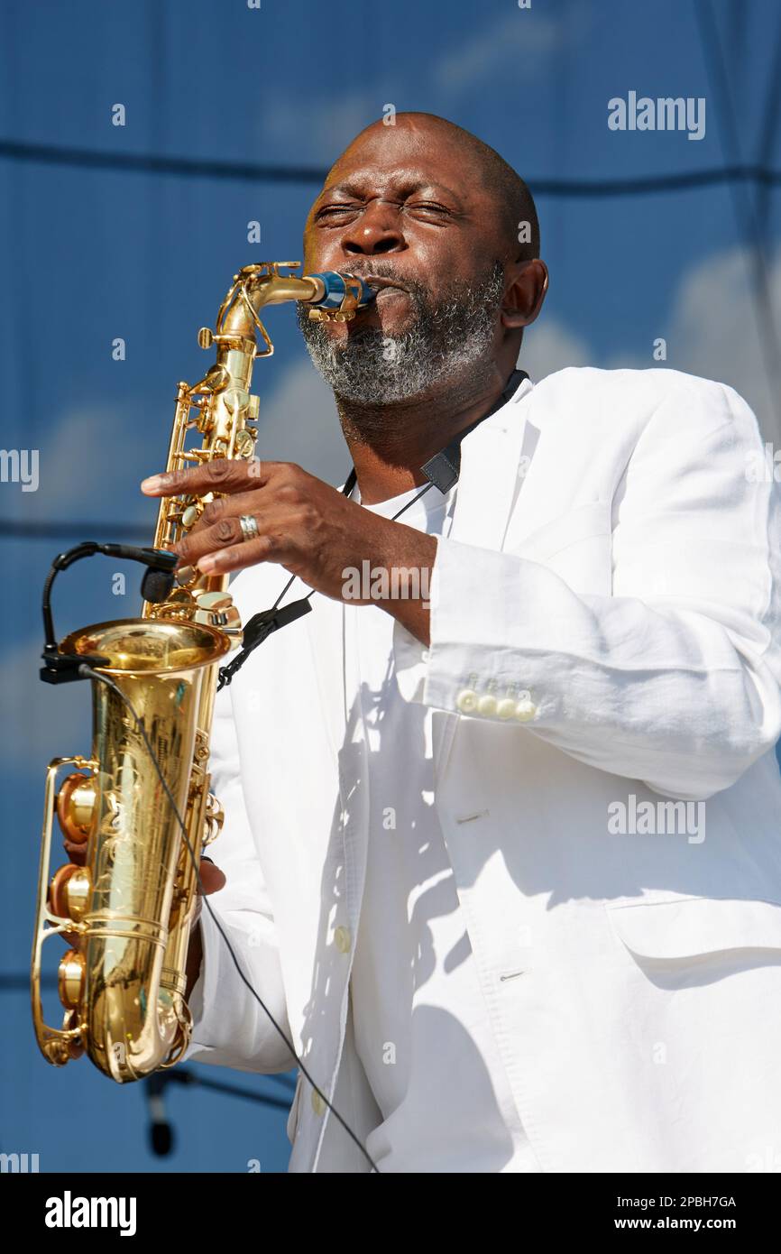 Miami Gardens, FL, USA. 12th March 2023. Main Stage: Mike Phillips during Jazz in the Gardens Music Festival at Hard Rock Stadium in Miami Gardens, FL. Credit: Yaroslav Sabitov/Yes Market Media/Alamy Live News Stock Photo