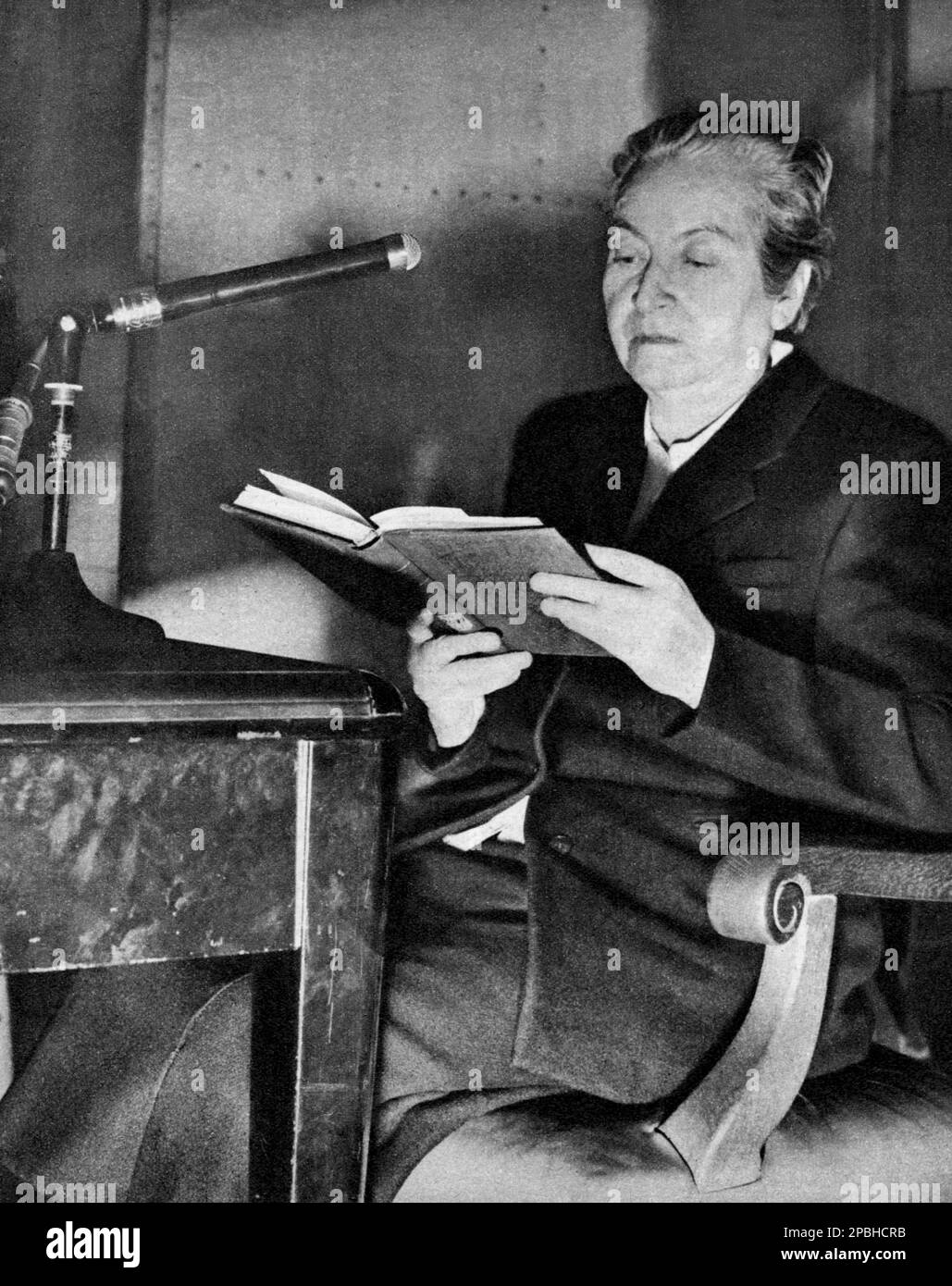 1951 ca, washington , USA : The chilean  woman poet GABRIELA MISTRAL ( 1889 - 1957 ) , Nobel for Literature in 1945 - SCRITTORE - SCRITTRICE - LETTERATO - LITERATURE - LETTERATURA  - POETESSA - POETA - POESIA - POETRY -  Premio Nibel - Cile - Chile - book - libro  ----  Archivio GBB Stock Photo