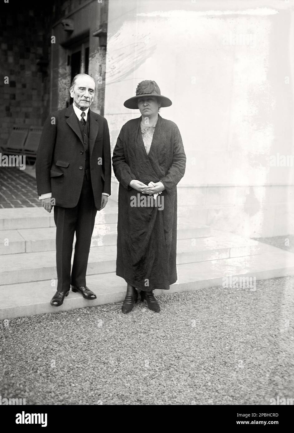 1924 , 14 may , Washington , USA : The chilean  woman poet GABRIELA MISTRAL ( 1889 - 1957 ) ,future  Nobel for Literature in 1945 , in this photo with the chilean ambassador in USA  Hon. Beltran MATHIEU Andrews - SCRITTORE - SCRITTRICE - LETTERATO - LITERATURE - LETTERATURA  - POETESSA - POETA - POESIA - POETRY -  Premio Nibel - Cile - Chile - book - libro  ----  Archivio GBB Stock Photo