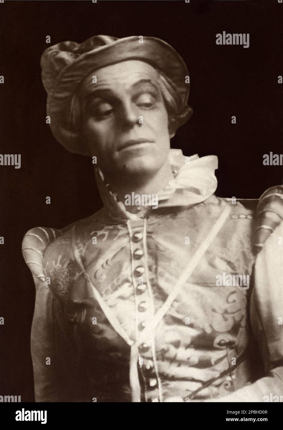 1920 ca,  Berlin, Germany : The german-albanian theatre actor  ALEXANDER MOISSI (1879 - 1935) in  WIE ES EUCH GEFALLT ( As You Like It - Come vi pare ) by William Shakespeare . Photo by Fritz Richard , Berlin . - Alessandro Moisi - Aleksander Moisiu - TEATRO - THEATER - THEATRE - attore teatrale ----  Archivio GBB Stock Photo