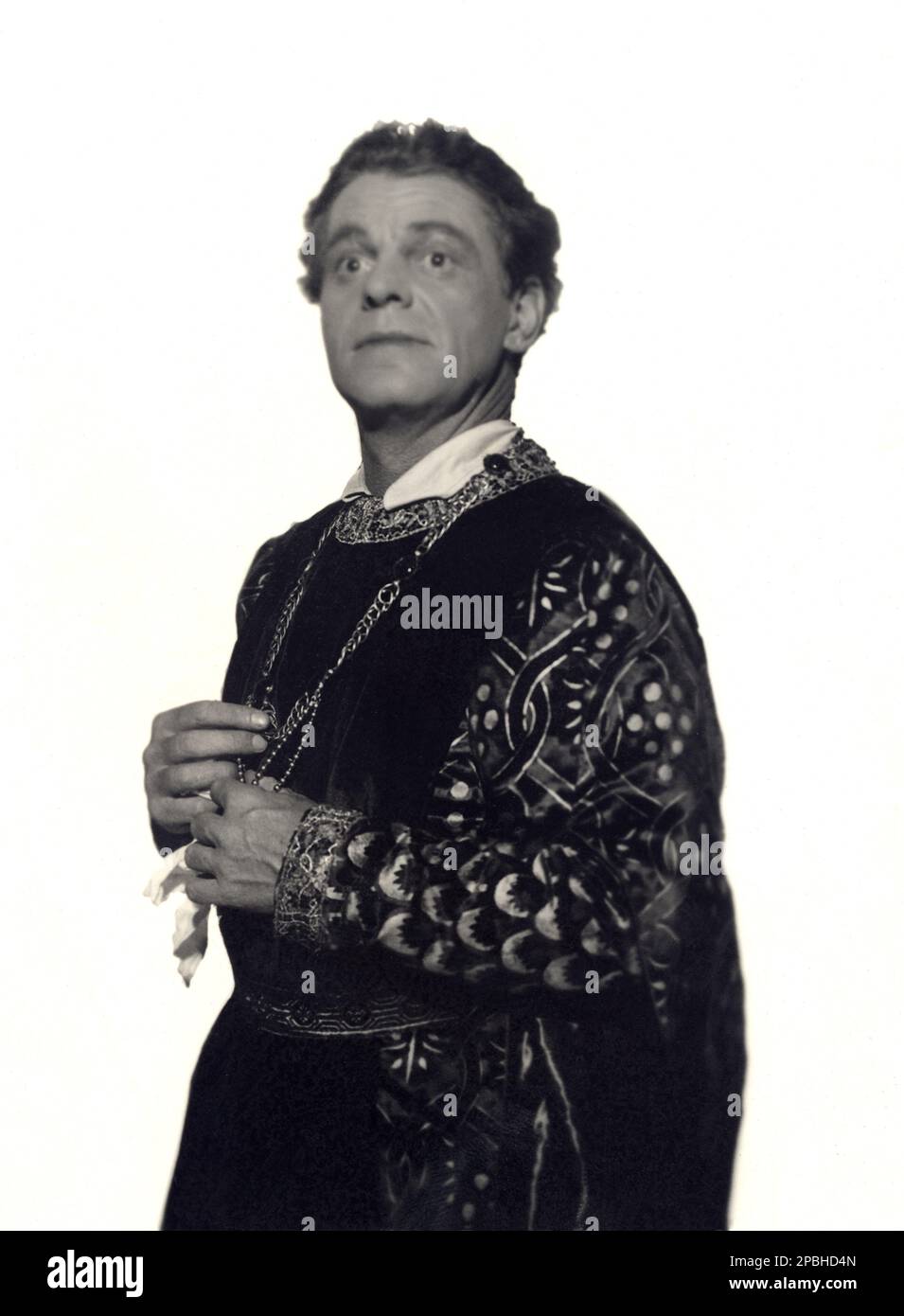 1933,  Milano , ITALY: The german-albanian theatre actor  ALEXANDER MOISSI ( 1879 - 1935 ) in JEDERMANN ( Everyman ) at Cortile of Sant Ambrogio, july-august 1933,  by Hugo von Hofmannsthal , director Lotario Wallerstein , decor and costume by CARAMBA .  - MISTERO MEDIOEVALE - Alessandro Moisi - Aleksander Moisiu - TEATRO - THEATER - THEATRE - attore teatrale  ----  Archivio GBB Stock Photo