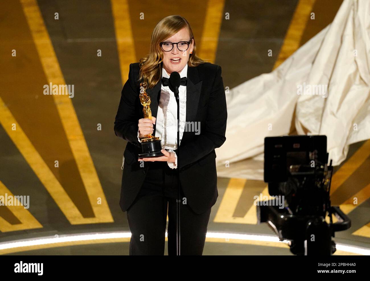 Sarah Polley accepts the award for best adapted screenplay for "Women(01)
