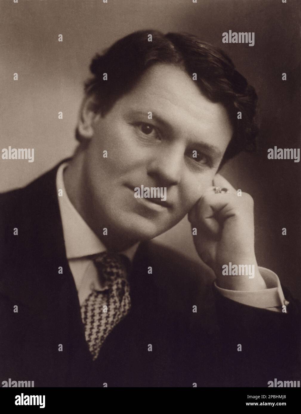 1920 ca,  Germany : The german-albanian theatre actor  ALEXANDER MOISSI ( 1879 - 1935 ). Photo by A. Mocsigay , Hamburg .  - Aleksander Moisiu - TEATRO - THEATER - THEATRE - Avanguardi - Avantgarde - attore teatrale -  tie - cravatta - collar - colletto   ----  Archivio GBB Stock Photo