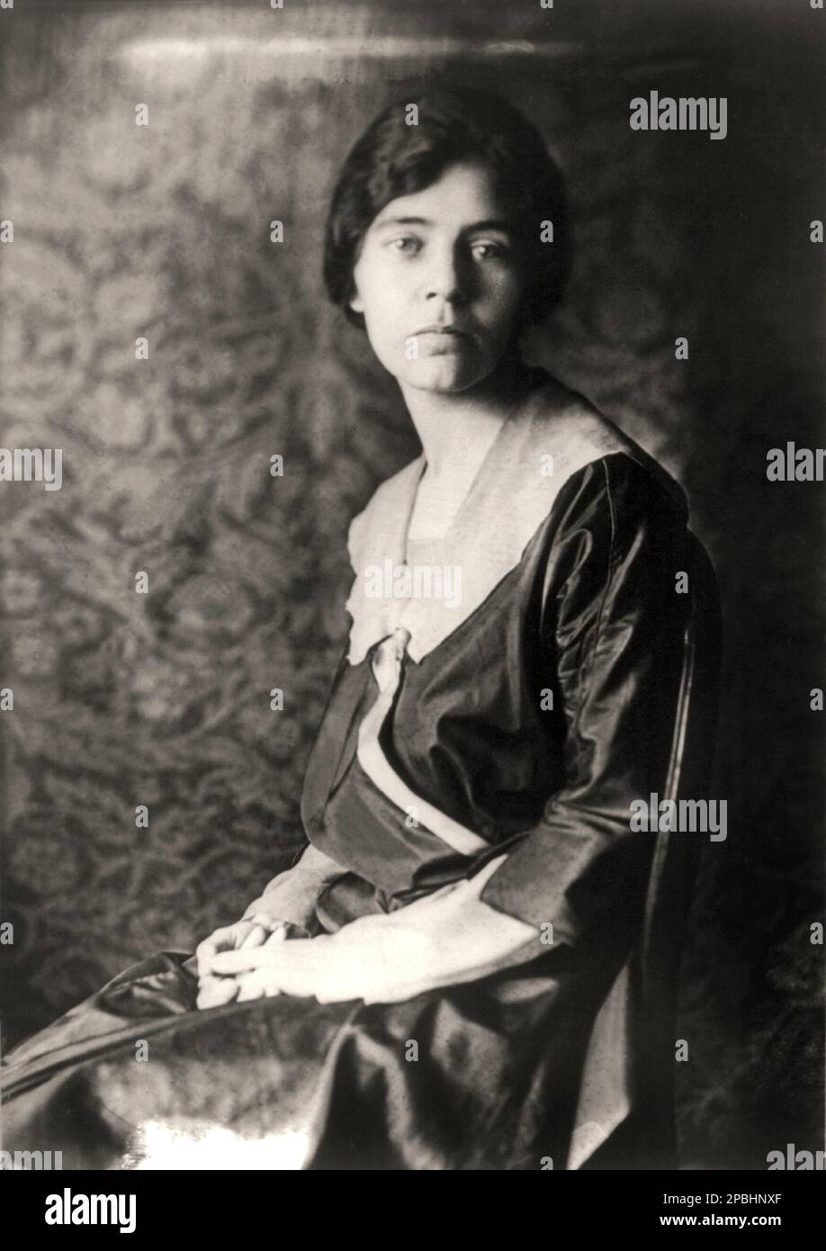1918 , Washington , USA :  The suffragist ALICE Stokes  PAUL ( 1885 – 1977 ) was an American suffragist leader. Along with Lucy Burns (a close friend) and others, she led a successful campaign for women's suffrage that resulted in the passage of the Nineteenth Amendment to the U.S. Constitution in 1920. - SUFFRAGETTA - sufraggetta - Sufragist - POLITICO - POLITICIAN - POLITICA - POLITIC - FEMMINISMO - FEMMINISTA  - FEMMINISTE - SUFFRAGETTE - USA - ritratto - portrait  - FEMMINISM - FEMMINIST - SUFFRAGIO UNIVERSALE - VOTO POLITICO ALLE DONNE - FASHION - MODA  - ANNI DIECI - 1910's - 10's - '10 Stock Photo