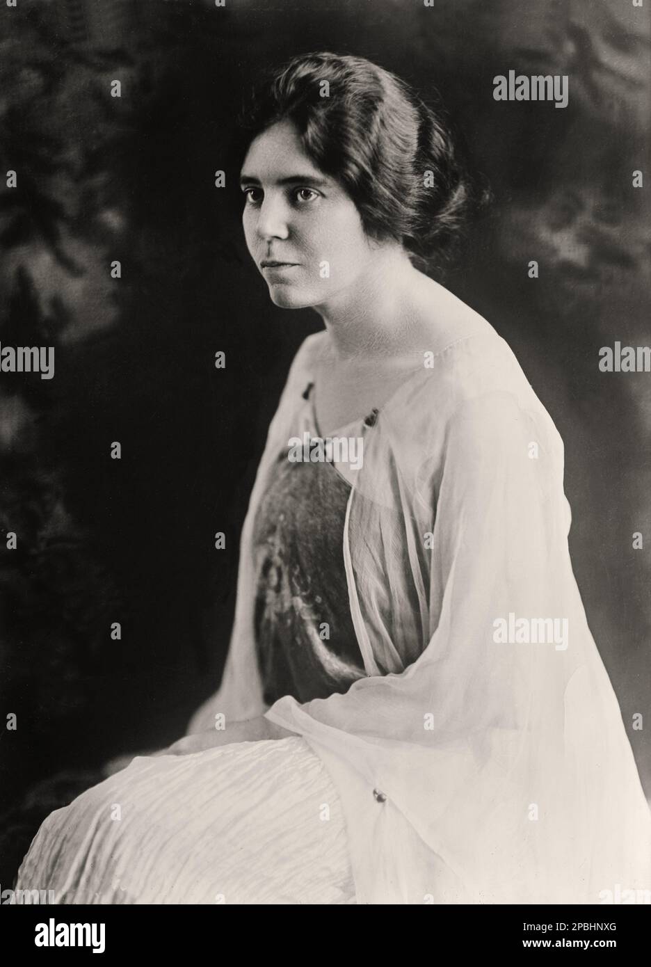 1925 , Washington , USA :  The suffragist ALICE Stokes  PAUL ( 1885 – 1977 ) was an American suffragist leader. Along with Lucy Burns (a close friend) and others, she led a successful campaign for women's suffrage that resulted in the passage of the Nineteenth Amendment to the U.S. Constitution in 1920. - SUFFRAGETTA - sufraggetta - Sufragist - POLITICO - POLITICIAN - POLITICA - POLITIC - FEMMINISMO - FEMMINISTA  - FEMMINISTE - SUFFRAGETTE - USA - ritratto - portrait  - FEMMINISM - FEMMINIST - SUFFRAGIO UNIVERSALE - VOTO POLITICO ALLE DONNE - chignon   ----  Archivio GBB Stock Photo