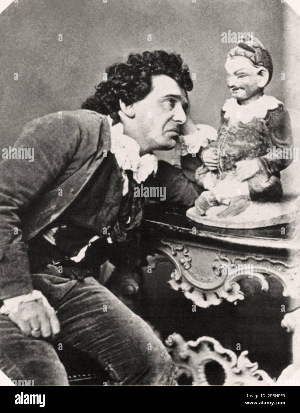 1865 ca : The german theatre actor  and director ERNST Von POSSART ( 1841 - 1921 ). Connected with the Munich Court Theatre after 1864, he became the oberregisseur in 1875 . In 1877 he was made director of the Bavarian royal theatres; from 1887 to 1892 toured the United States, Germany, Russia, and The Netherlands; in 1895 to 1905 was general director of the Bayerische Hoftheater; and in 1901 opened the Prinzregententheater ( Prince Regent's Theatre ). In the private royal theatre ( the Residenz ) he produced several of Mozart 's operas. Among his own roles were Nathan, Gessler, Mephisto, Iago Stock Photo