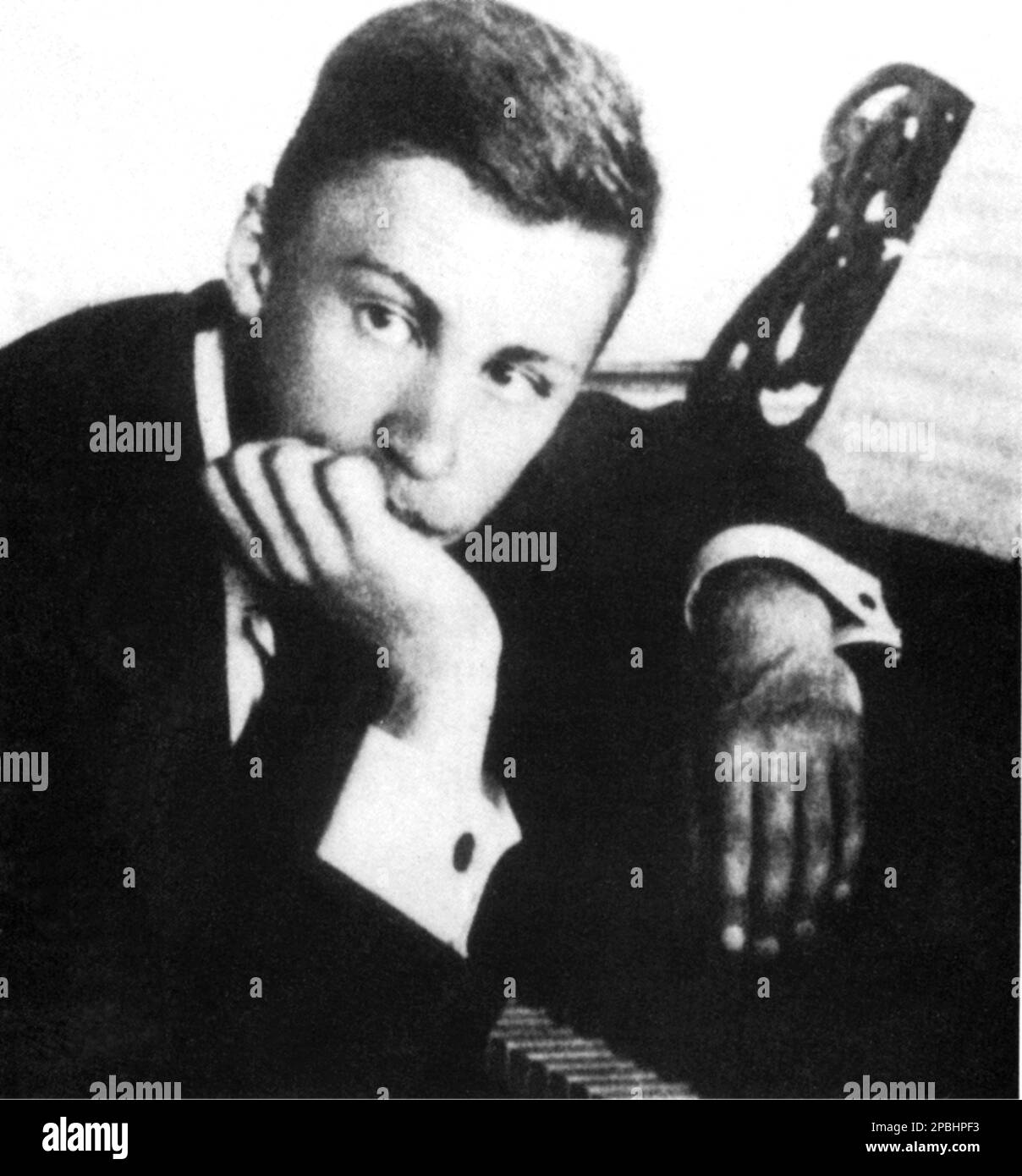 1910 ca : The russian music composer SERGEJ PROKOFIEV ( Sergej Sergeevic Prokof'ev,  1891 - 1953 ) , was a Russian composer who mastered numerous musical genres and came to be admired as one of the greatest composers of the 20th century - Sergej Sergejevic  Prokofjev , Sergei , Sergey or Serge  and Prokofief  Prokof'ev  Prokofiev  Prokoviev Prokofieff - BALLETS RUSSES by DIAGHILEV - Diagilev - COMPOSITORE - OPERA LIRICA - CLASSICA - CLASSICAL - PORTRAIT - RITRATTO - MUSICISTA - MUSICA  - pianist - pianista - AVANGUARDIA - AVANTGARDE ---- ARCHIVIO GBB Stock Photo