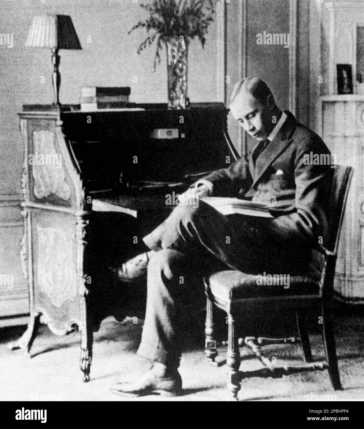 1919 : The russian music composer SERGEJ PROKOFIEV ( Sergej Sergeevic Prokof'ev,  1891 - 1953 ) , was a Russian composer who mastered numerous musical genres and came to be admired as one of the greatest composers of the 20th century - Sergej Sergejevic  Prokofjev , Sergei , Sergey or Serge  and Prokofief  Prokof'ev  Prokofiev  Prokoviev Prokofieff - BALLETS RUSSES by DIAGHILEV - Diagilev - COMPOSITORE - OPERA LIRICA - CLASSICA - CLASSICAL - PORTRAIT - RITRATTO - MUSICISTA - MUSICA  - pianist - pianista - AVANGUARDIA - AVANTGARDE - reader - lettore - desk - scrittoio - scrivania --- ARCHIVIO G Stock Photo