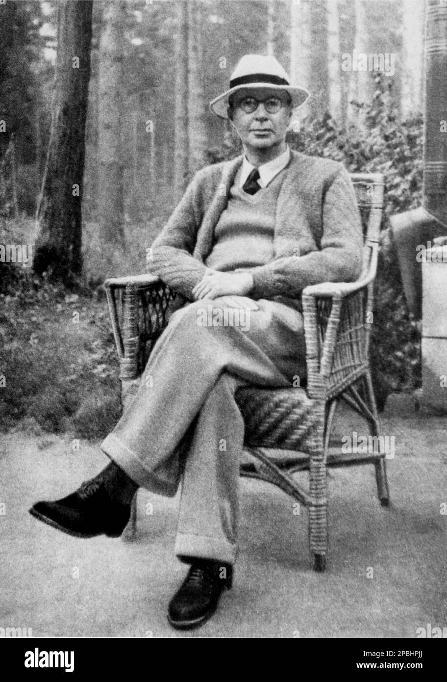 The russian music composer SERGEJ PROKOFIEV ( Sergej Sergeevic Prokof'ev,  1891 - 1953 ) , was a Russian composer who mastered numerous musical genres and came to be admired as one of the greatest composers of the 20th century - Sergej Sergejevic  Prokofjev , Sergei , Sergey or Serge  and Prokofief  Prokof'ev  Prokofiev  Prokoviev Prokofieff - BALLETS RUSSES by DIAGHILEV - Diagilev - COMPOSITORE - OPERA LIRICA - CLASSICA - CLASSICAL - PORTRAIT - RITRATTO - MUSICISTA - MUSICA  - pianist - pianista - AVANGUARDIA - AVANTGARDE - garden - giardino - vimini - rattan - cravatta - tie - cappello - hat Stock Photo