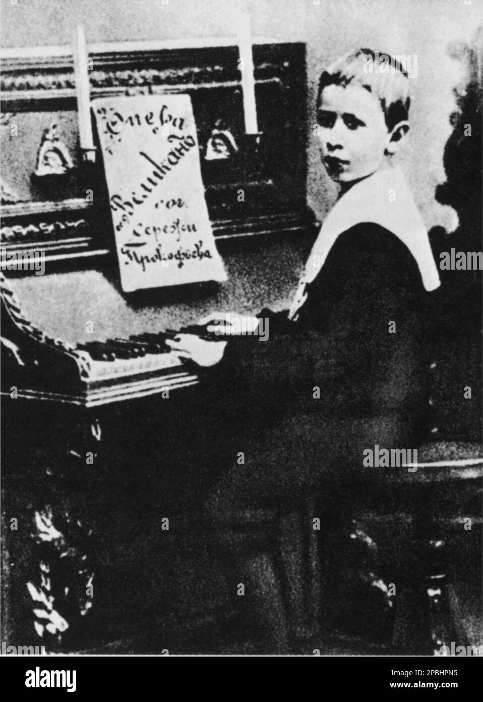 1900 : The russian music composer SERGEJ PROKOFIEV ( Sergej Sergeevic Prokof'ev,  1891 - 1953 ) aged 9 with the music partition of his simphony THE GIANT .  Prokofiev was a Russian composer who mastered numerous musical genres and came to be admired as one of the greatest composers of the 20th century - Sergej Sergejevic  Prokofjev , Sergei , Sergey or Serge  and Prokofief  Prokof'ev  Prokofiev  Prokoviev Prokofieff - bambino - child - children - bambini - personalita' da giovane giovani - personality when was young  - COMPOSITORE - OPERA LIRICA - CLASSICA - CLASSICAL - PORTRAIT - RITRATTO - M Stock Photo
