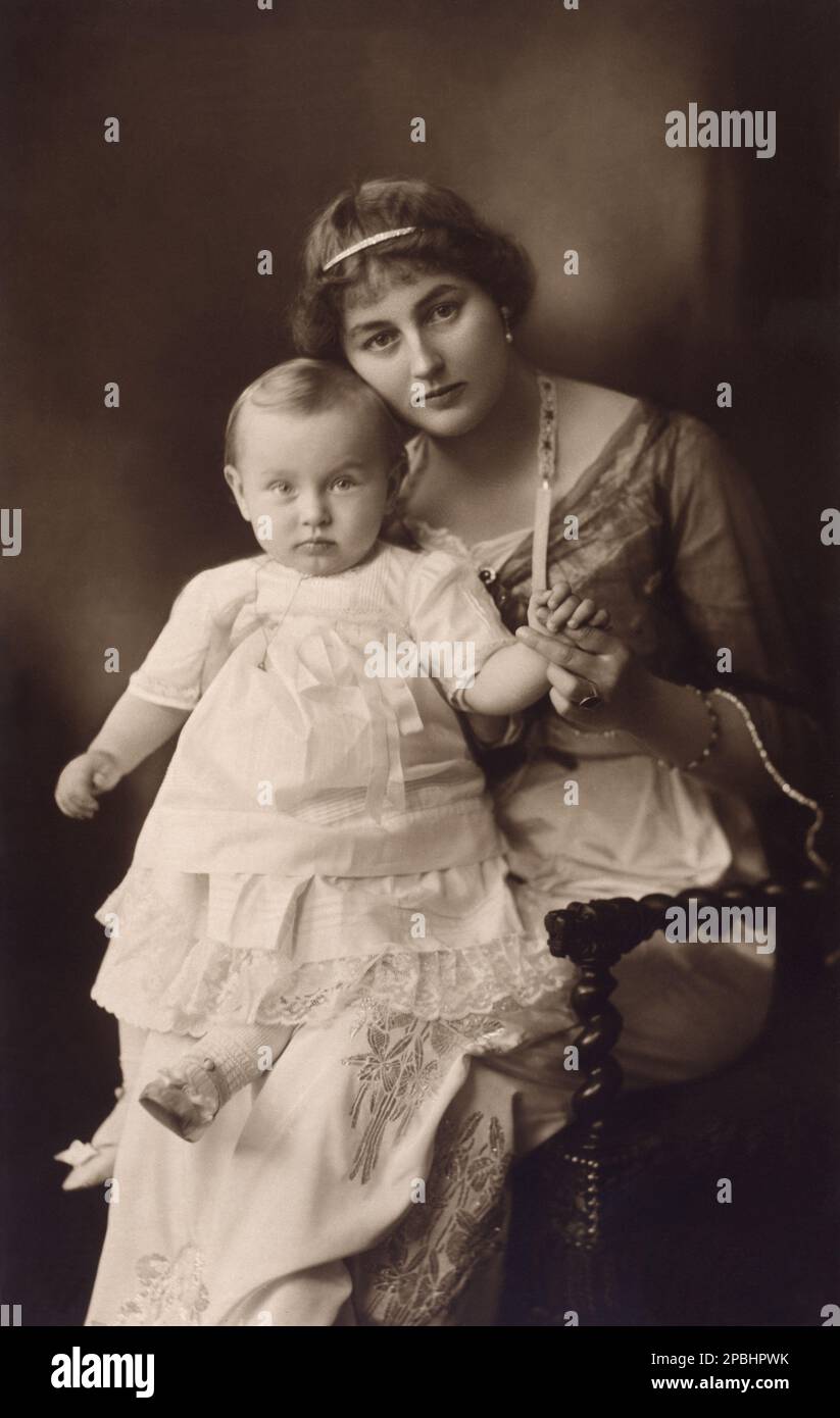 1913 c, GERMANY : Princess ALEXANDRA VICTORIA of Schleswig-Holstein-Sonderburg-Glucksburg ( 1887 - 1957 ), married in 1908 with Prince August Wilhelm of Prussia ( 1887– 1949 ), called Auwi, the fourth son of  Kaiser WILHELM II ( Guglielmo II ) HOHENZOLLERN , King of Prussen, Emperor of Germany (  1859 - 1941 ). From marriage born one son only: ALEXANDER FERDINAND of Prussia ( 1912 - 1985 ).  Photo by Ernst Sandau , Berlin   - REALI - ROYALTY - NOBILITY -  Nobiltà   -  bambino - bambini - little boy - baby - BELLE EPOQUE - FASHION - MODA - mamma madre - figlio - Schleswig Holstein Sonderburg Gl Stock Photo