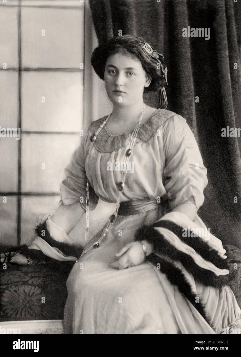 1908 c, GERMANY : Princess ALEXANDRA VICTORIA of Schleswig-Holstein-Sonderburg-Glucksburg ( 1887 - 1957 ), married in 1908 with Prince August Wilhelm of Prussia ( 1887– 1949 ), called Auwi, the fourth son of  Kaiser WILHELM II ( Guglielmo II ) HOHENZOLLERN , King of Prussen, Emperor of Germany (  1859 - 1941 ). From marriage born one son only: ALEXANDER FERDINAND of Prussia ( 1912 - 1985 ).    - REALI - ROYALTY - NOBILITY -  Nobiltà   -  profilo - profile - BELLE EPOQUE - FASHION - MODA  - Schleswig Holstein Sonderburg Glucksburg - pearls necklace - collana - perle - jewellery - jewels - bijou Stock Photo