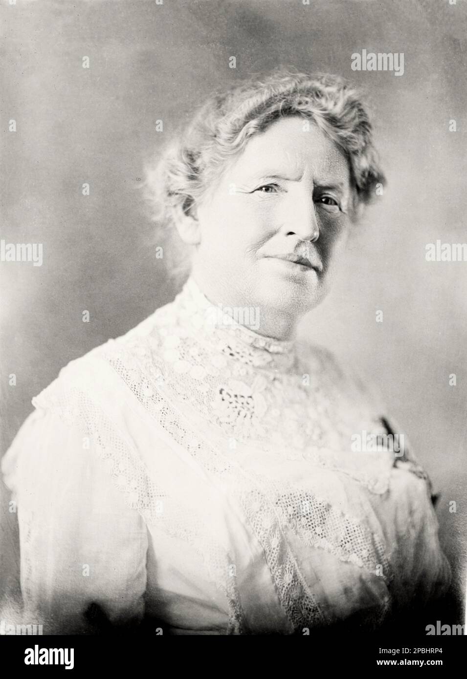 1920 , USA : Alice Mary Robertson ( 1854 – 1931 ) was an American educator, social worker, government official, and politician who became the second woman to serve in the United States Congress, and the first from the state of Oklahoma.  - foto storiche - foto storica   - portrait - ritratto  - PEDAGOGIA  - PEDAGOGO - Pedagoga - EDUCATORE - EDUCAZIONE - EDUCATRICE - donna anziana vecchia - old ancient woman - POLITICA - POLITICIAN - POLITIC - POLITICO DONNA  - pizzo - lace  ----  Archivio GBB Stock Photo
