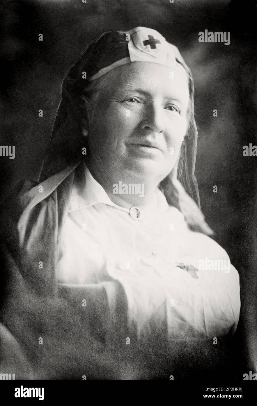 1920 , USA : Alice Mary Robertson ( 1854 – 1931 ) in Red Cross uniform , was an American educator, social worker, government official, and politician who became the second woman to serve in the United States Congress, and the first from the state of Oklahoma.  - foto storiche - foto storica   - portrait - ritratto  - PEDAGOGIA  - PEDAGOGO - Pedagoga - EDUCATORE - EDUCAZIONE - EDUCATRICE - donna anziana vecchia - old ancient woman - POLITICA - POLITICIAN - POLITIC - POLITICO DONNA  -  CROCE ROSSA - crocerossina  ----  Archivio GBB Stock Photo