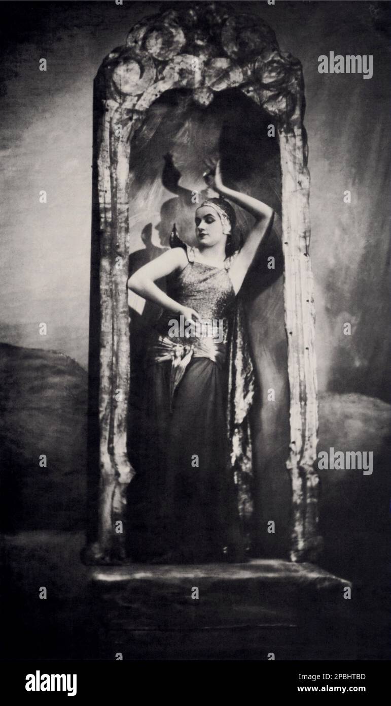 1920 ca. , Roma ,  ITALY : The russian revolutianary dancer JIA RUSKAJA  ( birth name Eugenia Evgenija Borisenko , 1902 - 1970). In this photo RUSKAJA in the ballet SUMITRA ( 1928 ) by Carlo Clausetti, music by Riccardo Pick Mangiagalli and direction by Guido Salvini , Teatro dell'Esposizione di Milano . Ruskaya was the lover of futurist artist and writer FILIPPO TOMMASO MARINETTI and work at Teatro Degli Indipendenti by Anton Giulio Bragaglia ( Via degli Avignonesi in Rome ). - DANCE - COREOGRAFA - COREOGRAFO - DANZA - ballerina - rivoluzionaria - avanguardia - avantgarde - FUTURISTA - FUTURI Stock Photo