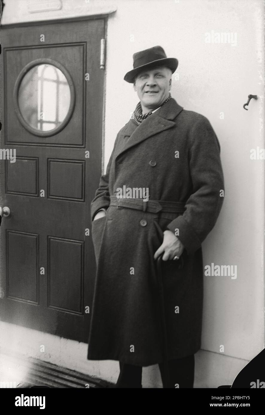 1920's , New York , USA :  The celebrated  Opera russian baritono  FEDOR SALJAPIN ( 1873 - 1938 ) arrive in USA with  ocean liner transatlantic from Europe - OPERA LIRICA - Fyodor Ivanovich Shalyapin - Chaliapin o Shalyapin o Chaliapine   - baritone - cantante lirico - classica - classical - hat - cappello - Transatlantico - nave - boat  - smile - sorriso - cappotto - coat - sciarpa ----  Archivio GBB Stock Photo