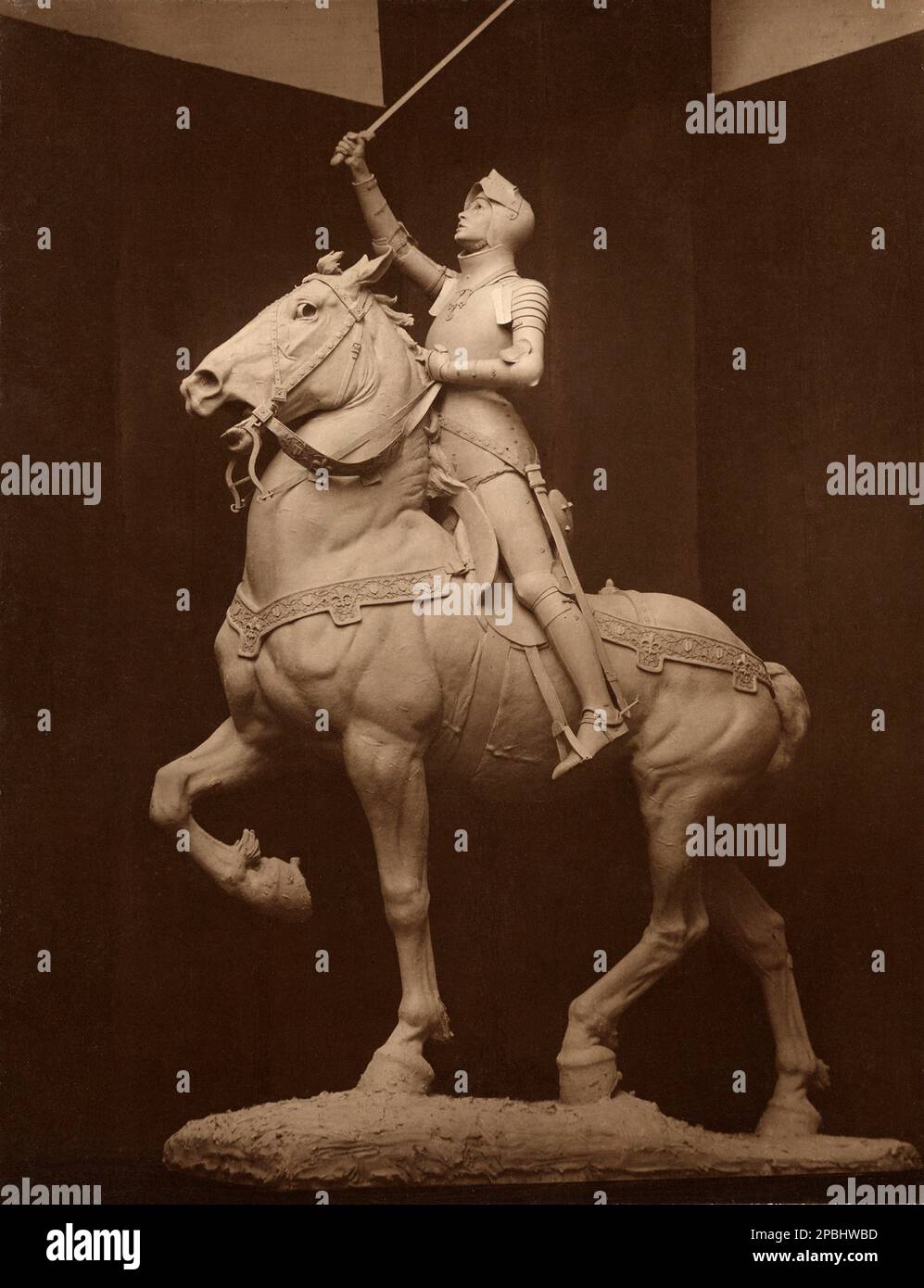 1915 , New York , USA : The french Sainte JEANNE D'ARC ( Saint Jeane of Arc - Santa Giovanna d' Arco ) monument for New York and the french town of Blois ( France ) by the american woman sculptor Anna Hyatt Huntington ( 1876 -1973 ) - SANTO -  SANTA - d' Arc - RELIGIONE CATTOLICA - CATHOLIC RELIGION - portrait - ritratto - Roman Catholic Church - profilo - profile  - monumento equestre - cavallo - horse - armure - armatura - ARTS - ARTE -  - SCULPTURE - SCULTURA - SCULPTOR - SCULTORE - SCULTRICE - statua - statue ----  Archivio GBB Stock Photo
