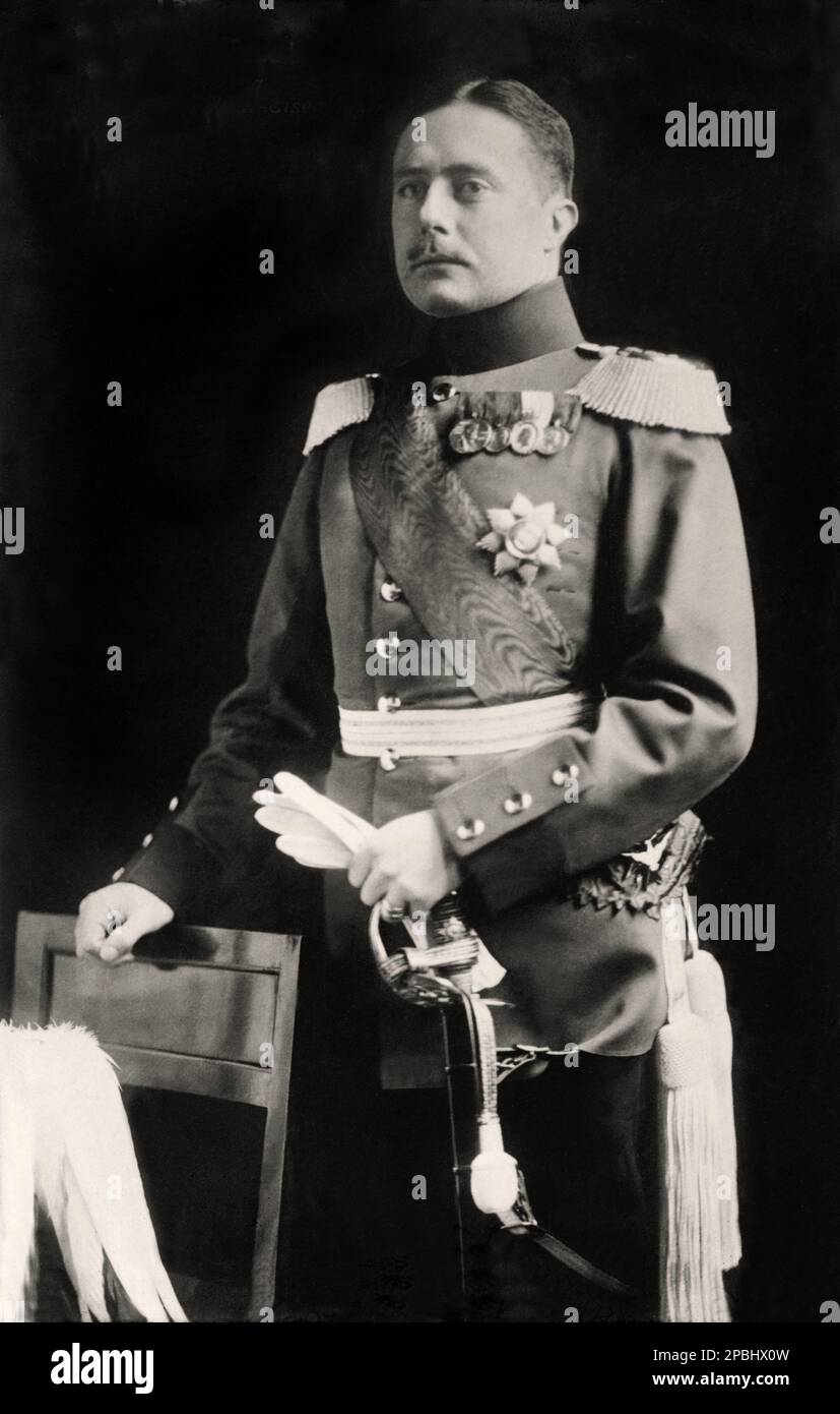 1914 : The german Grand Duke WILHELM ERNST of SACHSEN  WEIMAR EISENACH  ( 1876 - 1923 ). Photo by Rudolf Duhrkoop , Berlin.  He was born in Weimar, the eldest son of Karl August of Saxe-Weimar-Eisenach ( 1844 - 1894 ), the Hereditary Grand Duke, and his wife Pauline of Saxe-Weimar-Eisenach ( a distant cousins ) . Wilhelm Ernst succeeded his grandfather Karl Alexander as Grand Duke on 5 January 1901 as his father had predeceased him. Wilhelm Ernst created the new Weimar state with the direction of Hans Olde, Henry van de Velde and Adolf Brütt. Also, he renewed the University of Jena by Theodor Stock Photo