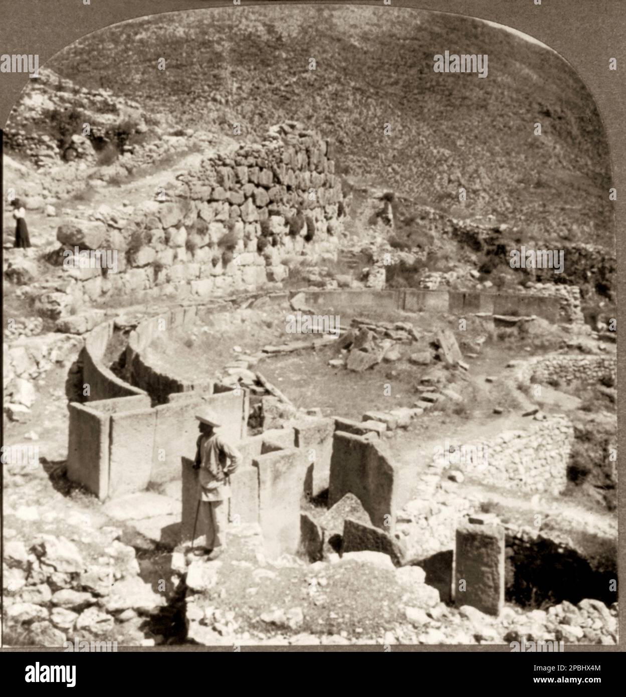 1906 : Circular royal tombs of Mycenae , Greece.  Stereotype photo by Keystone View Co., USA . The german archeologist HEINRICH SCHLIEMANN ( 1822 in Neubukow, Mecklenburg-Schwerin -  1890 in Naples , Italy ) was a German treasure hunter, an advocate of the historical reality of places mentioned in the works of Homer, and an important excavator of Troy and of the Mycenaean sites Mycenae and Tiryns . - FOTO STORICHE - HISTORY - OMERO - TROIA - MICENE - GEOGRAFIA - GEOGRAPHY  - ARCHITETTURA - ARCHITECTURE - ARCHEOLOGIA - ARCHEOLOGY - Grecia - Greece - ART - ARTS   ----  Archivio GBB Stock Photo