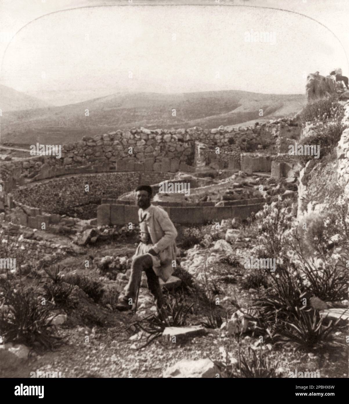 1897 : The place of council, ruins of Homeric Age, Mycenae , Greece . Circular royal tombs .  Stereotype photo by Underwood Co., USA . The german archeologist HEINRICH SCHLIEMANN ( 1822 in Neubukow, Mecklenburg-Schwerin -  1890 in Naples , Italy ) was a German treasure hunter, an advocate of the historical reality of places mentioned in the works of Homer, and an important excavator of Troy and of the Mycenaean sites Mycenae and Tiryns . - FOTO STORICHE - HISTORY - OMERO - TROIA - MICENE - GEOGRAFIA - GEOGRAPHY  - ARCHITETTURA - ARCHITECTURE - ARCHEOLOGIA - ARCHEOLOGY - Grecia - Greece - ART - Stock Photo