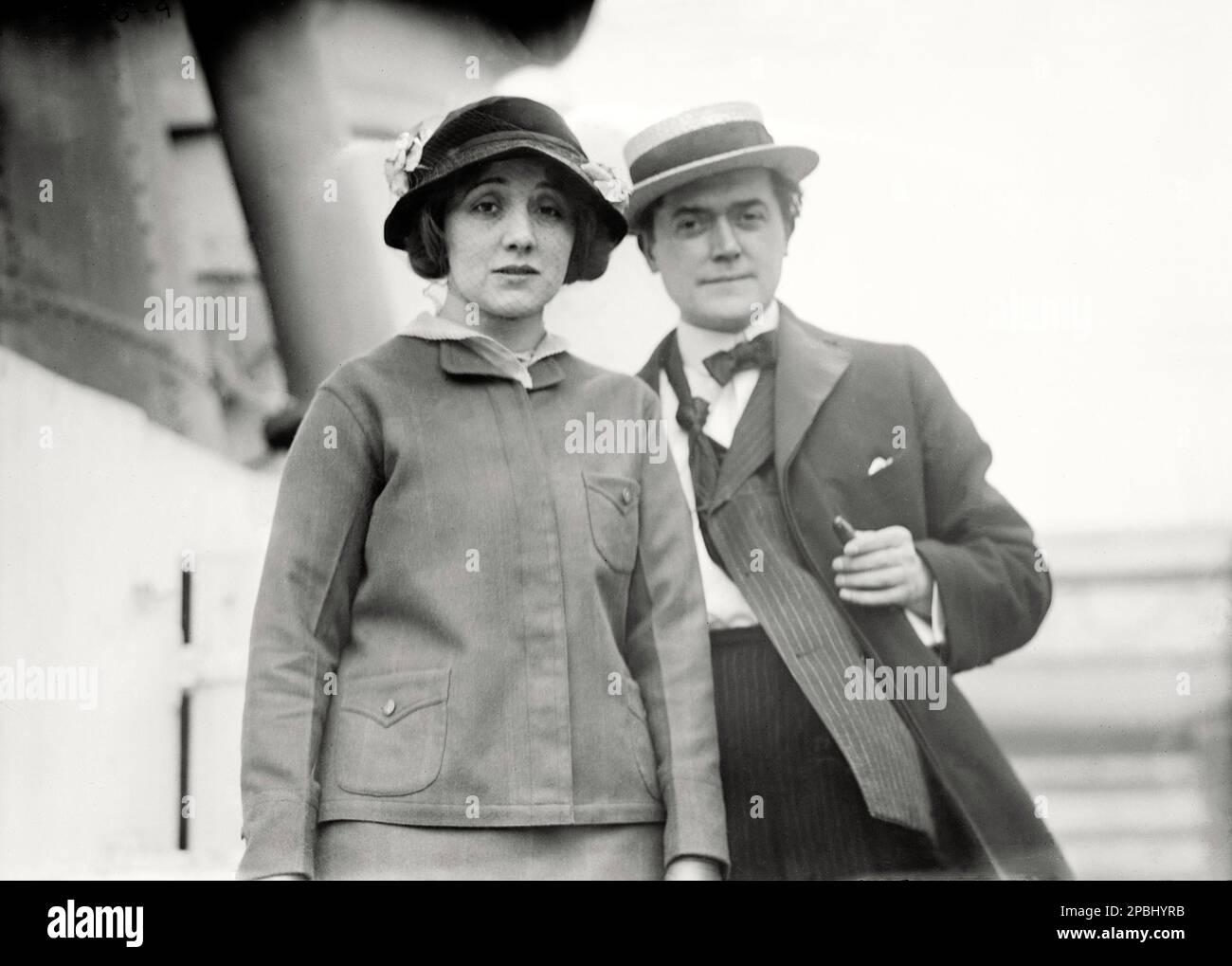 1915 ca , New York , USA  : The celebrated american  silent movie and thatre actress  LAURETTE TAYLOR ( 1884 - 1946 ) with housband HARTLEY MANNERS . John Hartley Manners ( 1870 – 1928 ) was a British playwright who wrote ' Peg o' My Heart ' , which starred his wife, Laurette Taylor on Broadway in one of her greatest stage triumphs. He wrote the 1922 silent screen adaptation of Peg o' My Heart which starred Laurette. The 1932 sound remake starring Marion Davies was adapted from Manners play as Manners had died in 1928. Manners also wrote two 1924 silent film screenplays which starred his wife Stock Photo