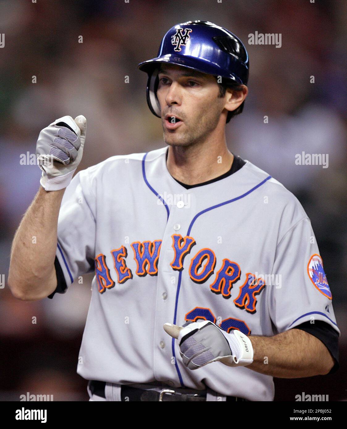 New York Mets Shawn Green reacts to not getting on base in the 2nd