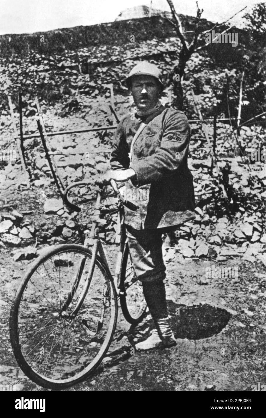 1916 , august , Monfalcone, Italy : The Bersagliere ENRICO TOTI ( Roma 1882 - near Monfalcone 1916 ) on cycle with only a leg  - PATRIOTA - PATRIOT - WWI - WORLD WAR I - PRIMA GUERRA MONDIALE - soldato - soldier - BERSAGLIERE - BERSAGLIERI - WWI - PRIMA GUERRA MONDIALE - Grande Guerra - Great War - foto storiche - foto storica - portrait - ritratto - baffi - moustache - military uniform - uniforme divisa militare - ITALIA - HISTORY PHOTOS - eroe - hero - bicicletta - disabile  ----  Archivio GBB Stock Photo